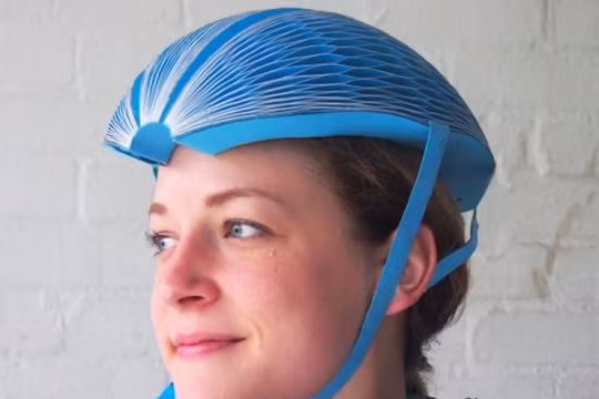 Độc đáo mũ bảo hiểm xe đạp làm từ…giấy tái chế