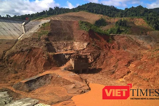 Đập thủy điện sông Bung 2 bị vỡ do ảnh hưởng mưa bão! - (Ảnh: Hồ Xuân Mai)
