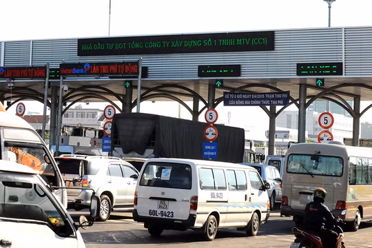 Bị dừng thu phí nếu để hơn 100 xe xếp hàng- (Ảnh: Dân Trí).