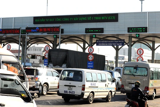 Bị dừng thu phí nếu để hơn 100 xe xếp hàng- (Ảnh: Dân Trí).