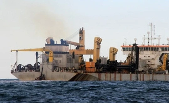 Tàu đổ thải trên biển Quỳnh Phương - (Ảnh minh họa)