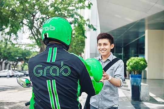 Grab đang thử nghiệm các dịch vụ mới như chia sẻ xe hơi cũng như dịch vụ giao thức ăn và giao hàng đầu cuối. Grab hiện đang hoạt động tại Singapore, Indonesia, Phillipines, Malaysia, Thái Lan và Việt Nam.