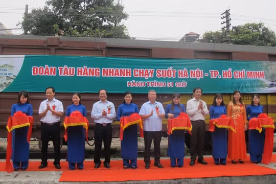 Khai trương tàu hàng nhanh Bắc- Nam- (Ảnh: SGGP).