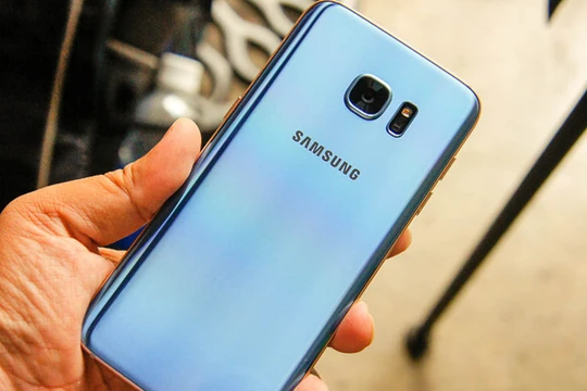 Galaxy S7 edge phiên bản màu xanh vừa được ra mắt- (Ảnh: T.LUÂN).