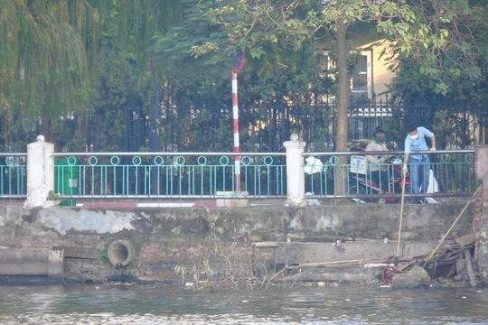 Nhiều đường ống đang xả thải thẳng ra Hồ Tây.