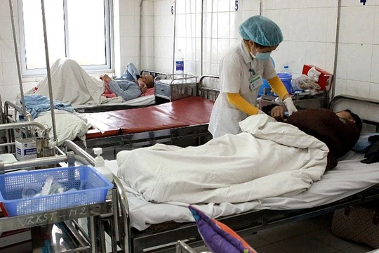 Nhân viên y tế chăm sóc cho bệnh nhân. (Ảnh: TTXVN/Vietnam+)