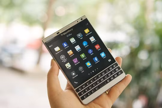 BlackBerry Passport màu bạc hiện có giá bán 8,99 triệu đồng. Ảnh: Thành Duy.