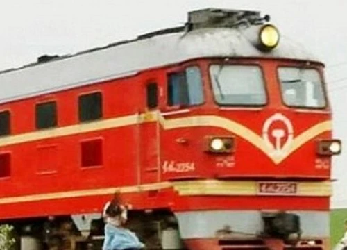Một người phụ nữ Trung Quốc bị tàu hỏa tông do mải chụp ảnh "tự sướng".