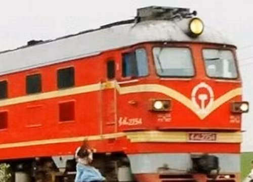 Một người phụ nữ Trung Quốc bị tàu hỏa tông do mải chụp ảnh "tự sướng".