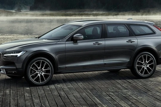 Điểm nhấn của Volvo V90 Cross Country nằm ở hệ dẫn động 4 bánh toàn thời gian, chiều cao gầm tăng lên 218 mm và khung gầm tối ưu hóa để phù hợp với mọi loại thời tiết cũng như địa hình