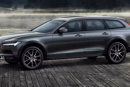 Điểm nhấn của Volvo V90 Cross Country nằm ở hệ dẫn động 4 bánh toàn thời gian, chiều cao gầm tăng lên 218 mm và khung gầm tối ưu hóa để phù hợp với mọi loại thời tiết cũng như địa hình