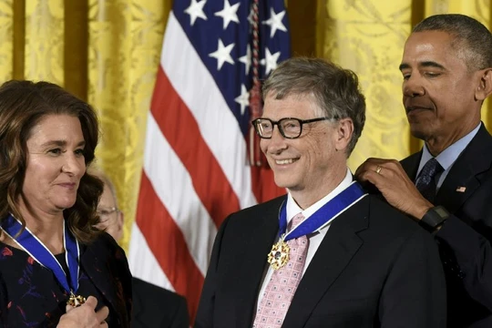 Vợ chồng Bill Gates được Tổng thống Obama trao Huân chương Tự do. Ảnh: Twitter