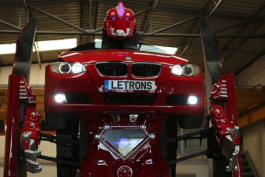 Xe BMW biến hình thành robot Transformer.