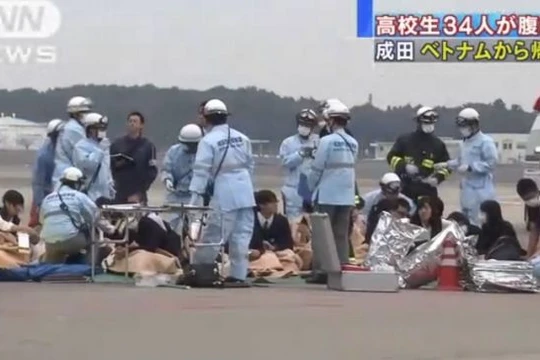 Các học sinh Nhật Bản phải cấp cứu khi máy bay vừa hạ cánh