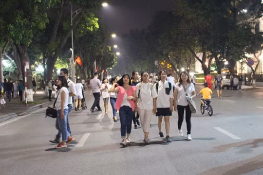 Nhiều người tỏ ra rất thích thú với không gian đi bộ quanh Hồ Hoàn Kiếm.