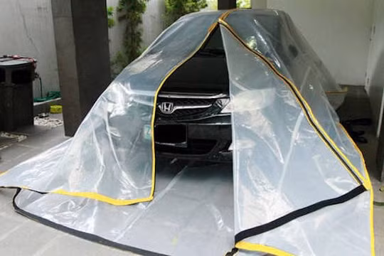 Một loại túi Carbag Floody có phản quang và mép dán ra vào dùng để chạy lũ cho xế hộp, bán tại Philippines