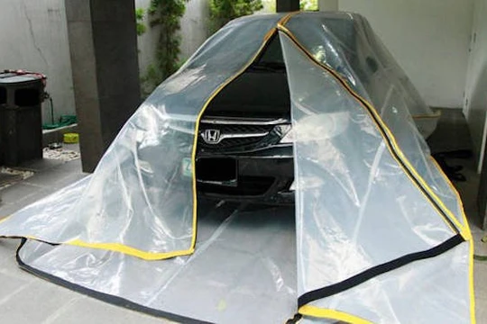 Một loại túi Carbag Floody có phản quang và mép dán ra vào dùng để chạy lũ cho xế hộp, bán tại Philippines