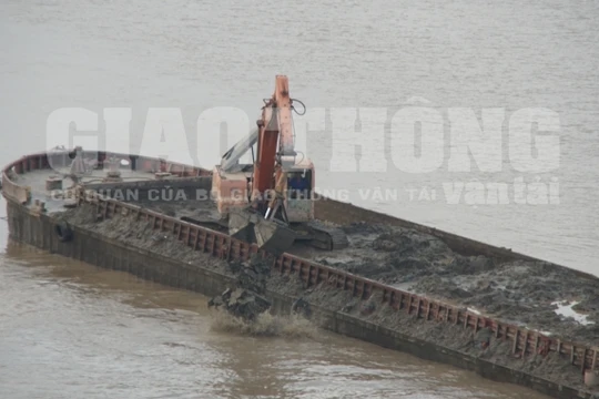 Hàng tấn chất thải dội xuống lòng sông một cách không thương tiếc- (Ảnh: Tapchigiaothong).