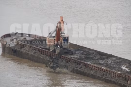 Hàng tấn chất thải dội xuống lòng sông một cách không thương tiếc- (Ảnh: Tapchigiaothong).