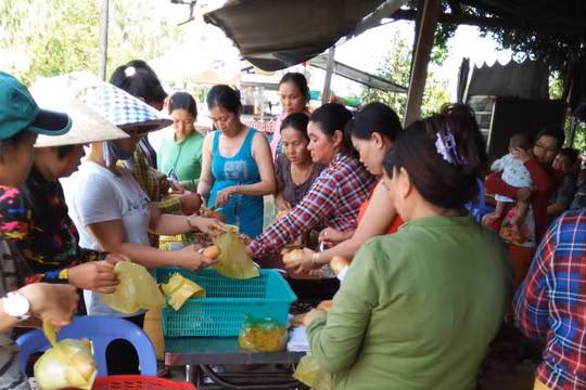 Người dân xã Lương An Trà, Tri Tôn (An Giang) chuẩn bị thực phẩm tiếp tế cho bộ đội - Ảnh người dân cung cấp