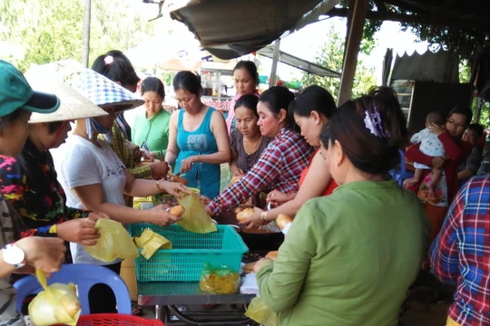 Người dân xã Lương An Trà, Tri Tôn (An Giang) chuẩn bị thực phẩm tiếp tế cho bộ đội - Ảnh người dân cung cấp
