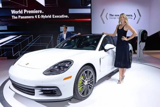 "Búp bê Nga" Maria Sharapova bên cạnh chiếc sedan hạng sang Porsche Panamera Executive