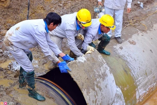 Đường ống nước sông Đà lại vỡ! - (Ảnh minh họa)