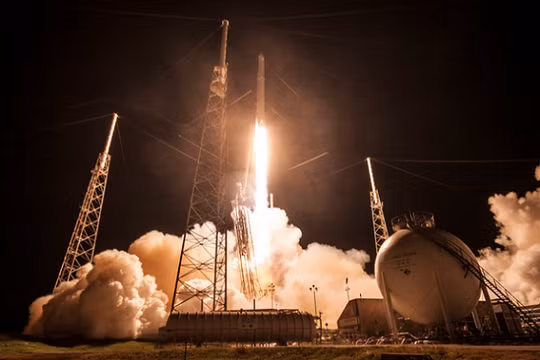 Tên lửa Falcon 9 mang theo vệ tinh JCSAT-16.