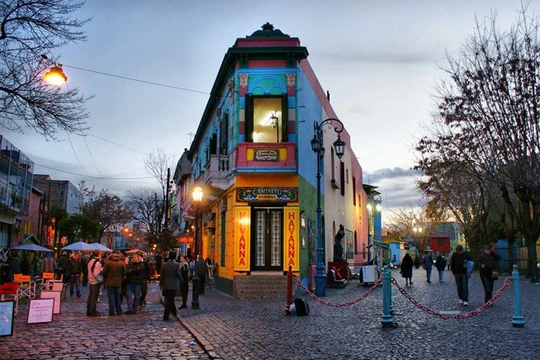 Caminito (Argentina): Những con đường ở Caminito nằm dọc theo bến cảng La Boca (phía đông nam thủ đô Buenos Aires) vô cùng nổi bật nhờ những mảng tường nhiều màu sắc rực rỡ. Ảnh: Argentina-travel-blog.