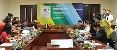 Đại diện các cơ quan cùng ký Thỏa thuận hợp tác công-tư đầu tiên trong lĩnh vực dệt may. Ảnh: VGP