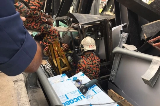 Tìm kiếm người bị nạn dưới đống đổ nát. (Nguồn: themalaymailonline.com)