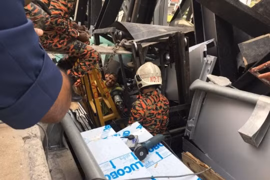 Tìm kiếm người bị nạn dưới đống đổ nát. (Nguồn: themalaymailonline.com)