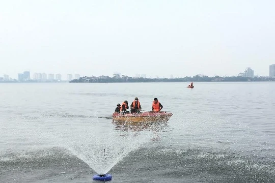 Bố trí 40 máy sục tạo ô xy cho Hồ Tây từ chiều 2/10.