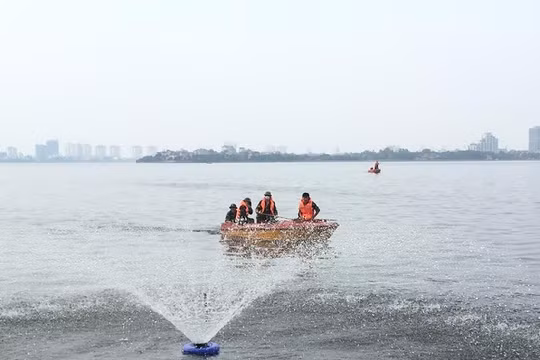 Bố trí 40 máy sục tạo ô xy cho Hồ Tây từ chiều 2/10.