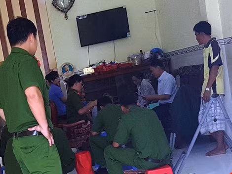 Cảnh sát khám xét nhà nguyên Phó chánh thanh tra giao thông Cần Thơ- (Ảnh: Pháp Luật TP.HCM).