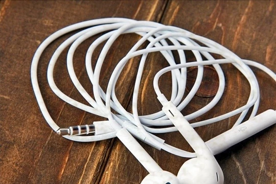 Các bụi bẩn trên dây tai nghe có thể được loại bỏ bằng cục tẩy.
