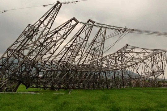 3 cột điện đổ dây chuyền.