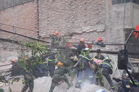 Sập nhà 3 tầng gần phố cổ Hà Nội khiến 2 người chết.