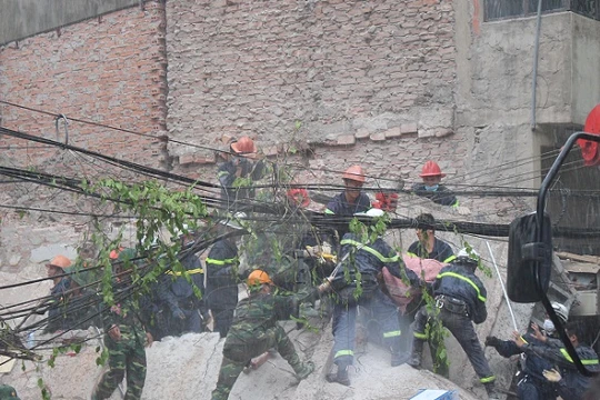 Sập nhà 3 tầng gần phố cổ Hà Nội khiến 2 người chết.