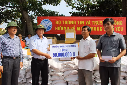 Bộ trưởng Bộ TT&TT đã đến thăm, động viên và tặng quà cho đồng bào bị thiệt hại nặng nề do thiên tai vừa xảy ra tại tỉnh Quảng Bình. 