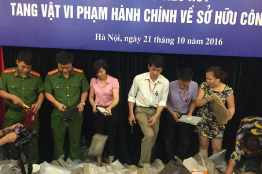 Hình ảnh buổi tiêu hủy hàng hóa vi phạm hành chính về sở hữu công nghiệp- (Ảnh: Bộ KH&CN).