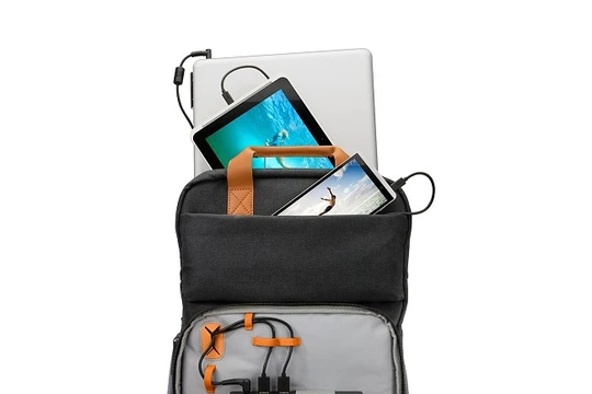 Powerup Backpack có thể sạc điện cho các thiết bị điện tử.