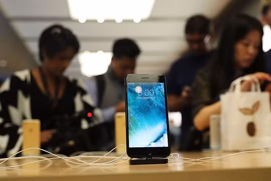 Ở Trung Quốc, câu chuyện các cô gái "thử lòng" bạn trai bằng iPhone 7 là điều không mấy xa lạ. Nhưng để có được đến 20 bạn trai và mỗi người đều tặng iPhone, nhân vật "Xiaoli" đã trở thành "huyền thoại mạng" ở đất nước này. Ảnh: iTechpost.