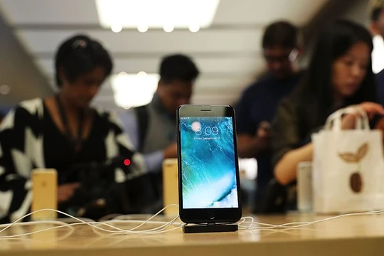 Ở Trung Quốc, câu chuyện các cô gái "thử lòng" bạn trai bằng iPhone 7 là điều không mấy xa lạ. Nhưng để có được đến 20 bạn trai và mỗi người đều tặng iPhone, nhân vật "Xiaoli" đã trở thành "huyền thoại mạng" ở đất nước này. Ảnh: iTechpost.