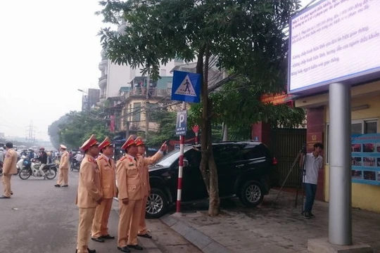 Đại diện Phòng CSGT đi kiểm tra các màn hình led- (Ảnh: Tuổi Trẻ).