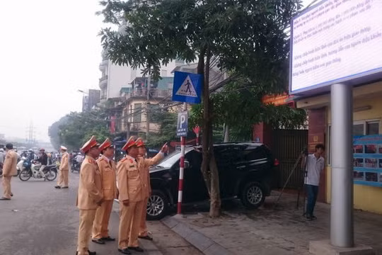 Đại diện Phòng CSGT đi kiểm tra các màn hình led- (Ảnh: Tuổi Trẻ).