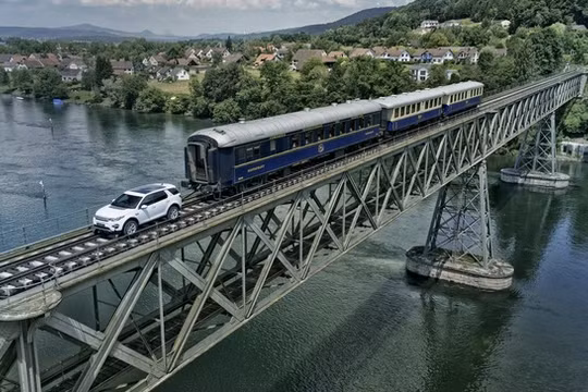 Land Rover Discovery Sport kéo đi đoàn tàu gồm 3 toa nặng đến hơn 100 tấn.