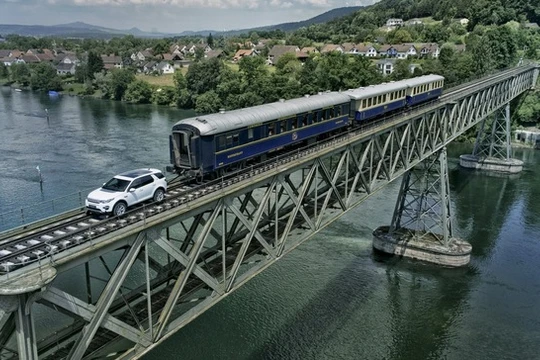 Land Rover Discovery Sport kéo đi đoàn tàu gồm 3 toa nặng đến hơn 100 tấn.