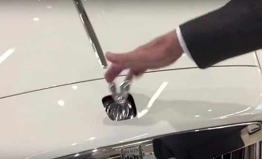 Biểu tượng Spirit of Ecstasy sẽ tự động thu lại khi gặp tác động.