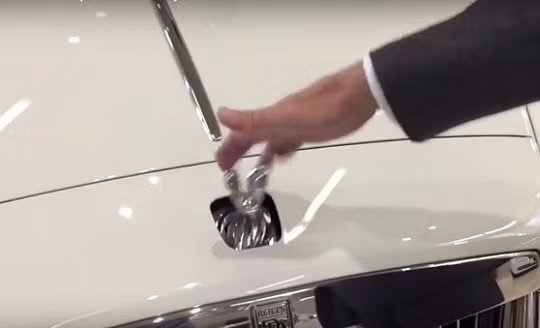 Biểu tượng Spirit of Ecstasy sẽ tự động thu lại khi gặp tác động.